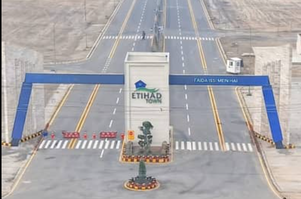 How Far Is Etihad Town Phase 4 From Pine Avenue, Lahore?